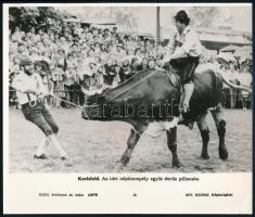 Karlsfeld. Az idei népünnepély egyik derűs pillanata. XXIII. évfolyam 24. szám (23378) MTI Külföldi Képszolgálat. Jó állapotban. 20,5x24,5 cm / Karlsfeld. One of the bright moments of this years folk festival.