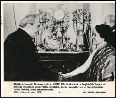 Moszkva. Leonyid Brezsnyevnek, az SZKP KB főtitkárának, a Legfelsőbb Tanács elnöksége elnökének meghívására hivatalos, baráti látogatást tett a Szovjetunióban Indira Gandhi, India miniszterelnöke. XXIII. évfolyam 25. szám (25578) MTI Külföldi Képszolgálat. Jó állapotban, hátoldala foltos. 20,5x24 cm / Moscow. At the invitation of Leonid Brezhnev, General Secretary of the USSR Communist Party and Chairman of the Presidium of the Supreme Soviet, Indira Gandhi, Prime Minister of India, pays an official, friendly visit to the Soviet Union.