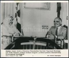 Amman. Jasszer Arafat a Palesztinai Felszabadítási Szervezet Végrehajtó Bizottságának elnöke Husszein jordániai királlyal tárgyalt a jordániai-palesztin államszövetség létrehozásának lehetőségéről. XXIII. évfolyam 27. szám (25578) MTI Külföldi Képszolgálat. Jó állapotban. 20,5x24 cm / Amman. Yasser Arafat, chairman of the Executive Committee of the Palestine Liberation Organization, discussed with King Hussein of Jordan the possibility of establishing a Jordanian-Palestinian State Union.