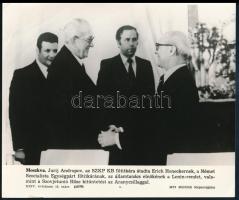 Moszkva. Jurij Andropov, az SZKP KB főtitkára átadta Erich Honeckernek, a Német Szocialista Egységpárt főtitkárának, az államtanács elnökének a Lenin-rendet, valamint a Szovjetunió Hőse kitüntetést az Aranycsillaggal. XXIV. évfolyam 13. szám (25578) MTI Külföldi Képszolgálat. Jó állapotban. 20,5x24 cm / General Secretary of the Socialist Unity Party, Chairman of the State Council, the Order of Lenin, and the Hero of the USSR with the Gold Star.