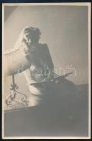 Olvasó női akt, fotó, jelzés nélkül, 13,5x8 cm