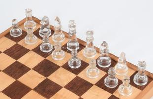 Üveg sakk készlet (egy bábú hiánnyal) + fa tábla 38x38 cm