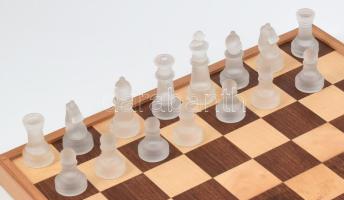 Üveg sakk készlet (egy bábú hiánnyal) + fa tábla 38x38 cm