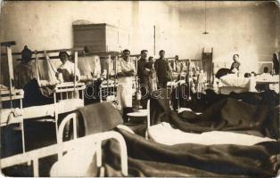 Temesvár, Timisoara; Garnissonspital 21. / Helyőrségi kórház, belső, sérült katonák / WWI K.u.k. military hospital, interior with injured soldiers. photo