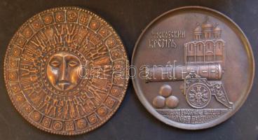 2db fém fali plakett, az egyik orosz nyelvű, 26cm-es és 24cm-es átmérővel