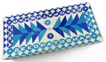 Retró, szovjet gyártmányú, összeszerelhető ezüstszínű karácsonyfa, m: 125 cm. Eredeti csomagolásában