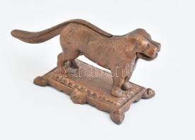 Diótörő kutya, bronzírozott vas, 30cm. A Hofherr­ Schrantz­ Clayton­ Shuttleworth (HSCS) egyik első és leghíresebb rek­lám ajándék­tárgya az 1939-­ben már soro­zatban gyártott, ún. ,,diótörő kutya volt (az állatfigura farok részével mozgatott állkap­csával diót lehetett törni.) ,,Hofherr diótörő kutya. A kispesti gyár öntödéjében készítették Hofherr­ Schrantz­ Clayton­ Shuttleworth talpgravírozással, később már beírás nélkül is, egészen 1946-­ig.