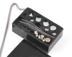 Szovjet kézi patikai mérleg, egy serpenyő hiányzik + súlykészlet, eredeti dobozban