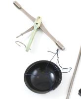 Szovjet kézi patikai mérleg, egy serpenyő hiányzik + súlykészlet, eredeti dobozban