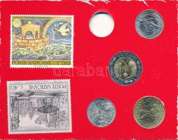 Vatikán 1998-2000. 100L (2xklf) + 200L + 500L + 2db bélyeg szuvenír összeállításban, sérült kartonla...