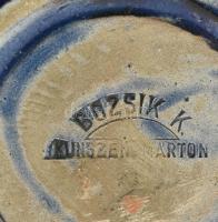 Bozsik Kálmán Kunszentmárton, 2 db kerámia váza, egyik aranyszínű ornamentikával díszített. Jelzett ...