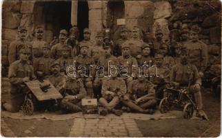 1917 Zólyom, Zvolen; M. kir. 7. honvéd ágyús szakasz katonái távbeszélővel és gépfegyverekkel / WWI K.u.k. military group photo, telephone and machine guns. photo (EK)