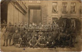 Első világháborús katonák távbeszélővel és gépfegyverekkel / WWI K.u.k. military group photo, telephone and machine guns. photo (fa)