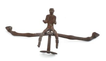 Antik kovácsolt vas, figurális száncsengő, csengő nélkül, kopásokkal, 27x11 cm