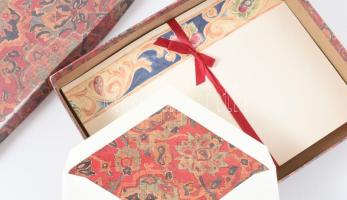 Díszes levélpapír (kétféle) és borítékok, eredeti dobozban