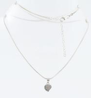 Ezüst(Ag) kígyó nyaklánc apró köves szív függővel, jelzett, állítható h: 45-50 cm, 1,5×,0,9 cm, brut...