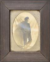 cca 1920-1930 Fiatal hordár fiú fotója, paszpartuban, korabeli, üvegezett fa keretben, 18x14 cm (keret: 27x23 cm)