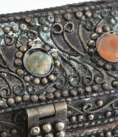 Keleti fém dobozka, ásványberakással, kopásokkal, 11x7x9 cm