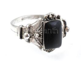 Ezüst(Ag) fekete köves gyűrű, jelzett, méret: 58, bruttó: 4 g