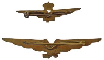 ~1940. Az Olasz Légierő jelvénye (2xklf) (16x49mm,15x76mm) T:2 ütődés, sérült tű, egyikről a korona ...
