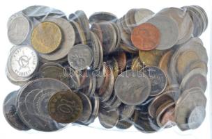 Vegyes külföldi fémpénz tétel ~1kg-os súlyban, európai érmék nélkül T:vegyes Mixed foreign coin lot (~1kg), without European coins C:mixed