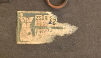 Jelzés nélkül: Kakas. Vegyes technika, applikáció, kerámia csempe. Fa keretben, hátoldalán az Iparmű...