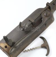 Régi bronz fali dugóhúzó, kopásokkal, m: 31 cm