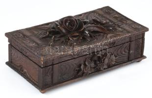Antik rózsás faragott dobozka, szép állapotban, 11x26,5 cm