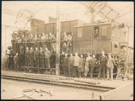 cca 1920 Dolgozók mozdonnyal szerelőműhelyben, fotó, 11,5×15 cm