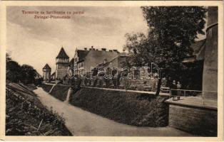 Nagyszeben, Hermannstadt, Sibiu; Turnurile de fortificatie cu parcul Zwinger-Promenade / sétány és tornyok. Jos. Drotleff Nr. 166. 1933. / promenade and towers