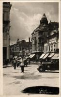 Arad, Strada Gen. Berthelot / utca, Erdélyi Hitelbank rt., Román bank, autó, rendőr, Grivita, Muzsay, Szepessy, Császár és Bársony üzlete / street, shops, banks, policeman. photo