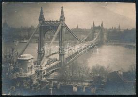 cca 1920 Budapest, régi Erzsébet híd villamossal, fotó, 5,5×8 cm
