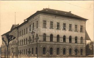 1926 Kolozsvár, Cluj; Református kollégium, háttérben a Farkas utcai templom / Calvinist boarding school. Belle Zoltán photo