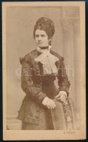 cca 1880 Merkader Emília fényképe, keményhátú fotó Lőger Gusztáv (Nyitra / Pöstyén) műterméből, 10,5×6,5 cm