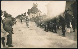 cca 1920-1930 Kerékpárverseny, fotó, szélein kisebb törésnyomok, 9×13 cm