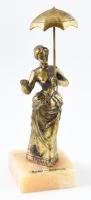 Napernyős hölgy, réz szobor ónix talapzaton, etikettel jelzett (Record de Barcelona), m: 18 cm