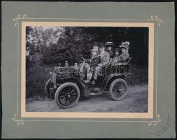 cca 1900 Család automobilon, kartonra kasírozott fotó Mattschek bécsi műterméből, 12×16,5 cm