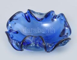 Chribska cseh művészi üveg tálka / asztaldísz. Terv: Josef Hospodka, Kék, kézzel készített üveg. Jelzés nélkül: Bohémia, hibátlan, d: 12 cm