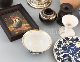 Nagy vegyes porcelán és kerámia tétel: Hollóházi és egyéb porcelánok, több BM-es és rendőr emlék + e...