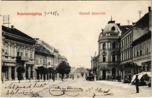 1908 Sepsiszentgyörgy, Sfantu Gheorghe; Kossuth Lajos utca és kávéház, Deák és Ferencz, Kozma Lajos és Fogolyán Endre üzlete, piaci árus / square, cafe, shops, market