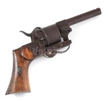 Kirner József (1838-?) puskaműves: revolver cca 1860 436-os szám jelzett, virág díszes gravírozással, szép állapotban 22 cm,