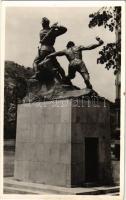Budapest V. Volt 1. honvéd és 1. népfölkelők gyalogezredének emlékműve a Fővám téren. Márton Ferenc és Siklódy Lőrinc alkotása, Hölzel Gyula felvétele