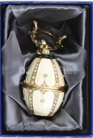 Fabergé jellegű zománcozott tojás, fém, hibátlan, eredeti dobozban. m: 7 cm