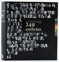 Szövetség 249 szobrász. A Magyar Képzőművészek és Iparművészek Szövetségének Szobrász Szakosztálya. Szerk.: Wehner Tibor. Bp.,2006,Magyar Képzőművészek és Iparművészek Szövetségének Szobrász Szakosztálya. Gazdag képanyaggal illusztrált. Kiadói kartonált papírkötés, az egyik sarkán kis sérüléssel.