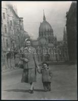 cca 1950 Séta a Parlamentnél, fotó, jó állapotban, 21,5×16,5 cm