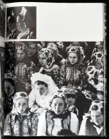 Korniss Péter: Elindultam világ útján... Magyar népszokások. Bp., 1975, Corvina. Számos egészoldalas...