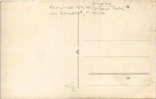 Erdély (?), munkások pihenője a hegyekben egy általuk készített árnyékos helyen, vizes hordóval / Tr...