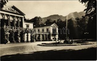 Bad Ischl, Kaiserliche Villa mit Brunnen von Tilgner / Császári villa