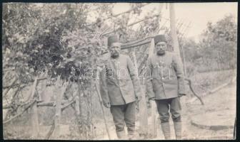 1915 Az Ada Kaleh szigeti egykori török közigazgatás két alkalmazottja, Pásztor Árpád újságíró fotója, 8×13,5 cm