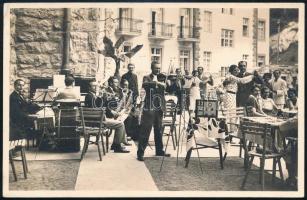 cca 1930 A lillafüredi Palotaszálló zenekara játszik a vendégeknek a teraszon, hátoldalon pecsételt fotó, jó állapotban, 9×14 cm
